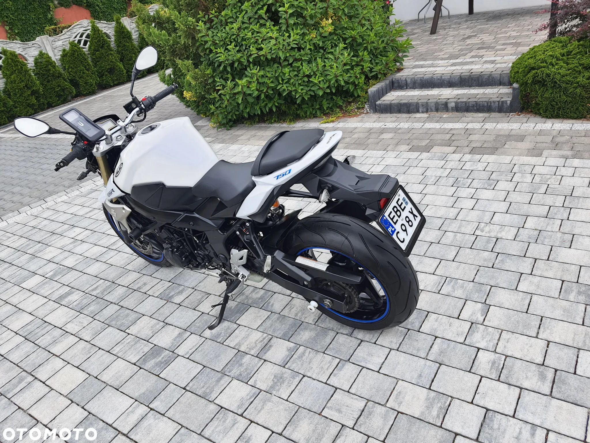 Suzuki GSR - 4