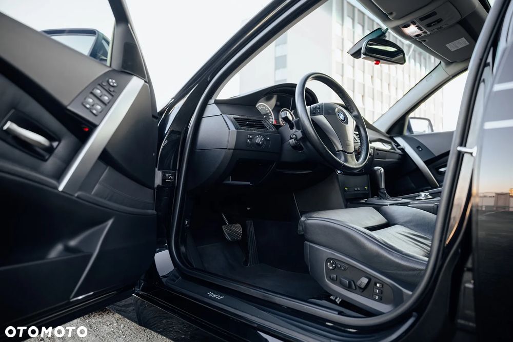 BMW Seria 5 545i - 32