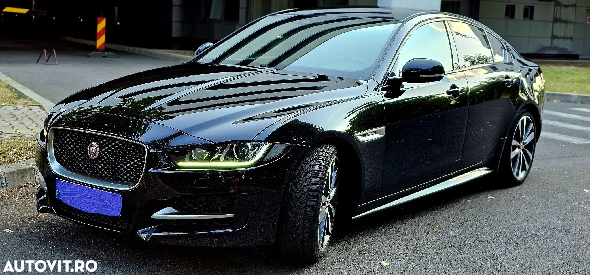 Jaguar XE 2.0 Portfolio - 1