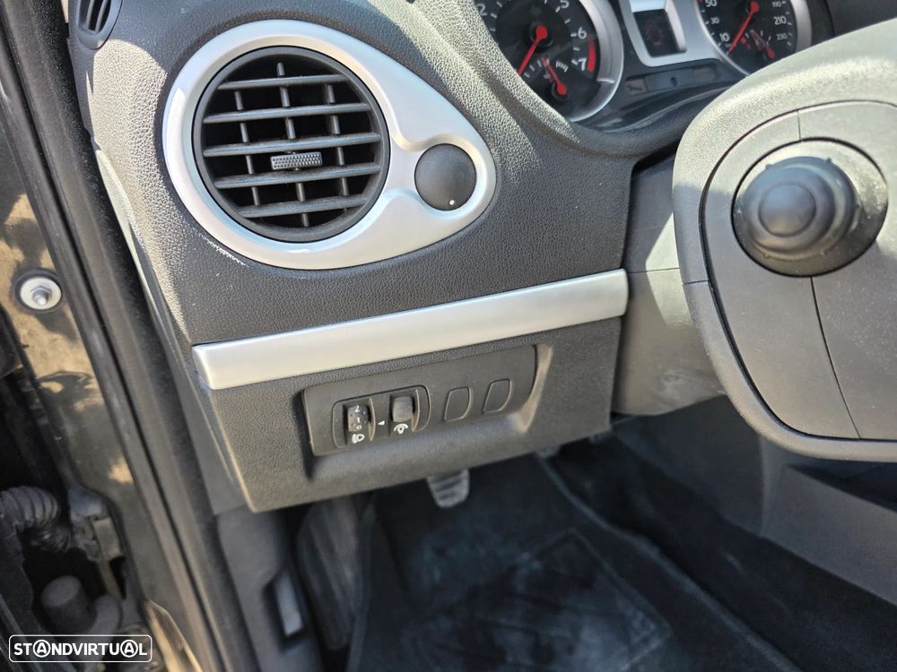 Renault Clio 1.2 16V Confort Dynamique - 19