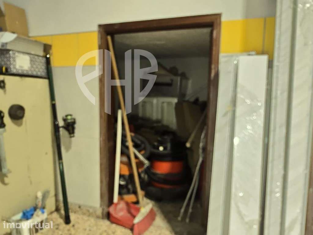 Garagem Fechada com 63,70 m², Casa de Banho e Portão Automático | M... - Grande imagem: 3/5