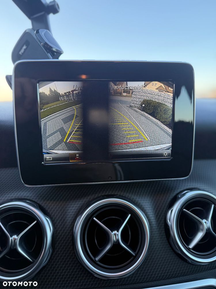 Mercedes-Benz GLA 180 7G-DCT - 17