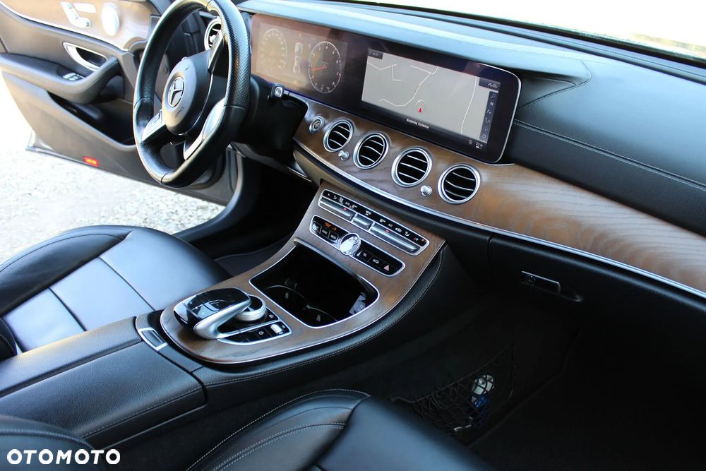 Mercedes-Benz Klasa E 400 4Matic 9G-TRONIC Exclusive - 18