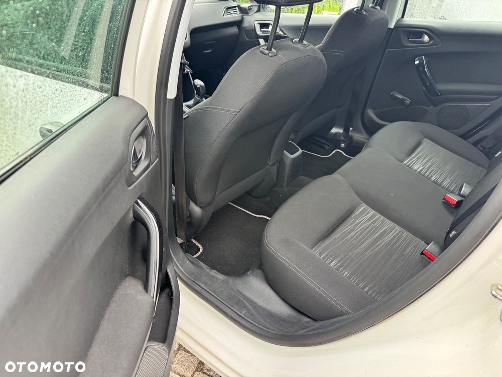 Peugeot 208 - 30