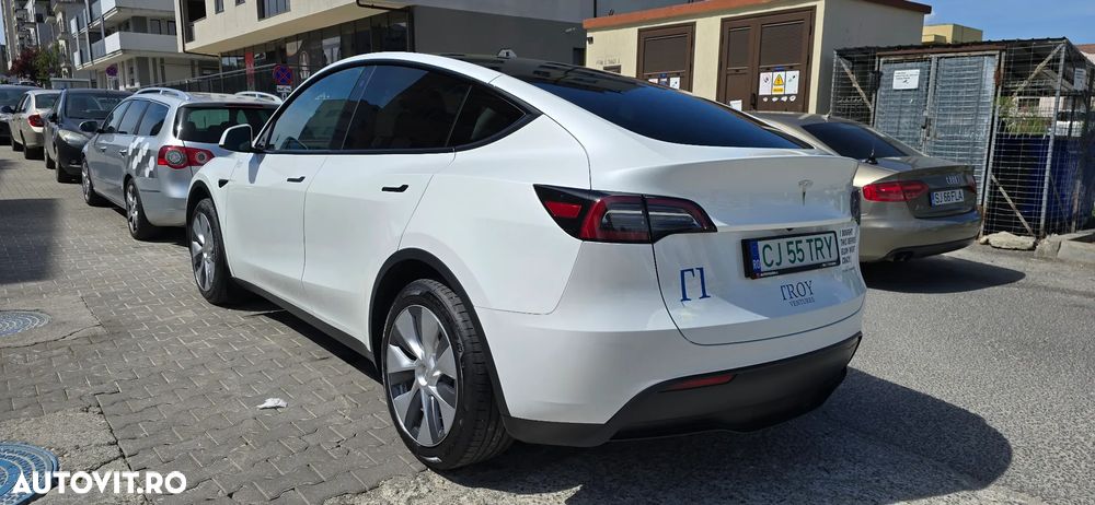 Tesla Model Y - 5
