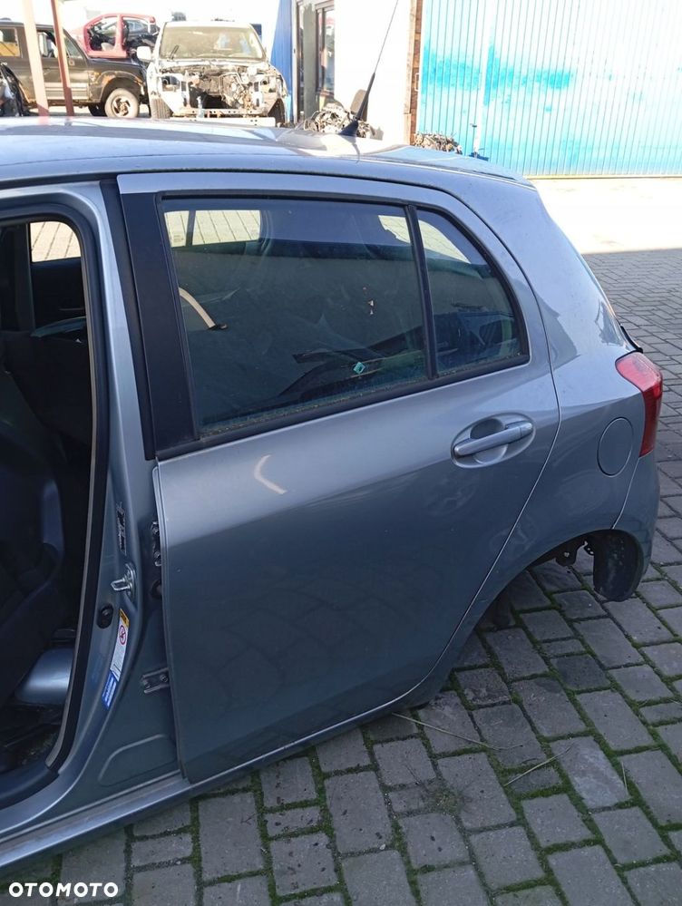 TOYOTA YARIS II 5D DRZWI LEWE TYLNE TYŁ GOŁE - 1