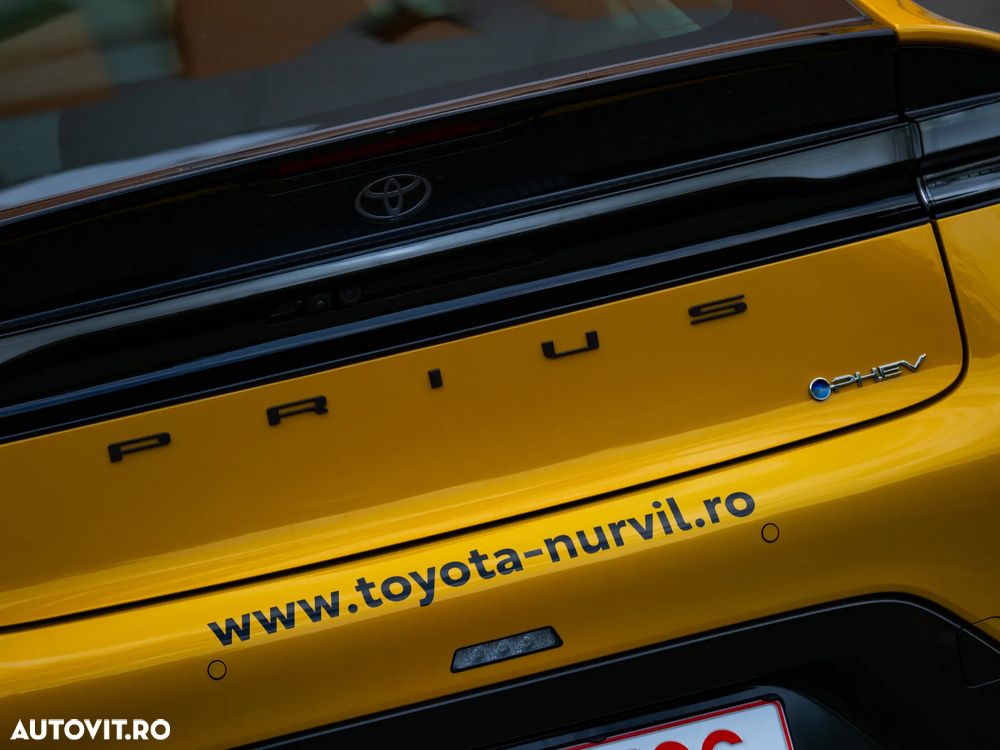 Toyota Prius ver-2-0-fwd-phev-dynamic - 17