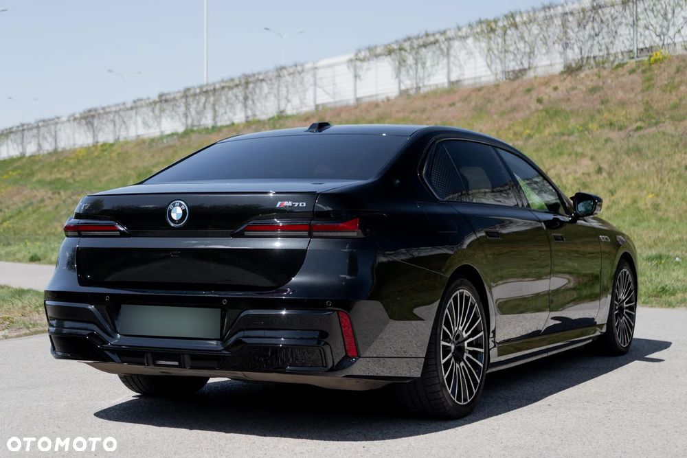 BMW i7 - 12