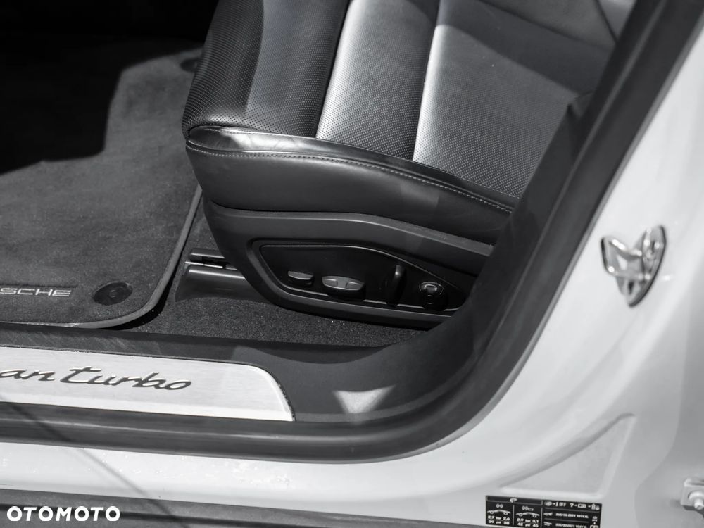 Porsche Taycan Turbo - 23