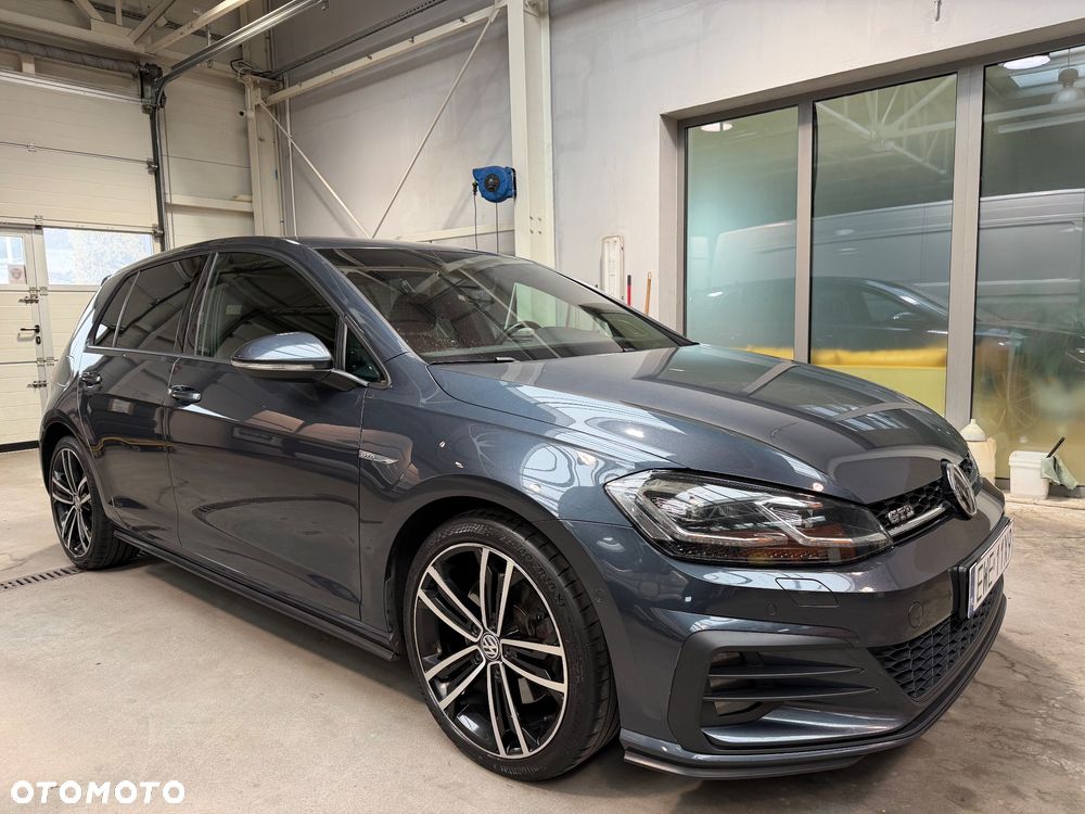 Volkswagen Golf - 1