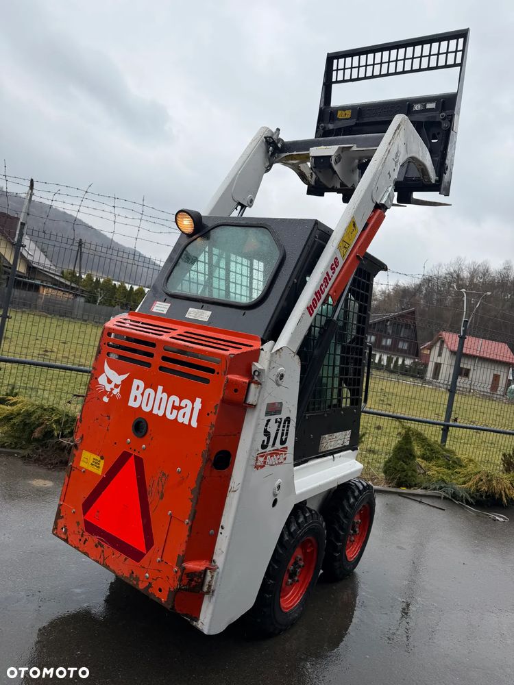Bobcat S70 Mini-ładowarka 4x4 wózek terenowy. Łyżka widły. Kabina ogrzewana pełne szkło + drzwi ! aktualne serwisy DEKRA. Dokumentacja. silnik Kubota 3cyl. Maszyna Jak Nowa z Salonu! Pochodzi z Norweskiego Gospodarstwa! 2019 rok 715 mtg! Zero luzów i wycieków. Bardzo mocna i wydajna maszyna o małych gabarytach! Wąskie koła. Idealna do stajni. OKAZJA TANIO - 29