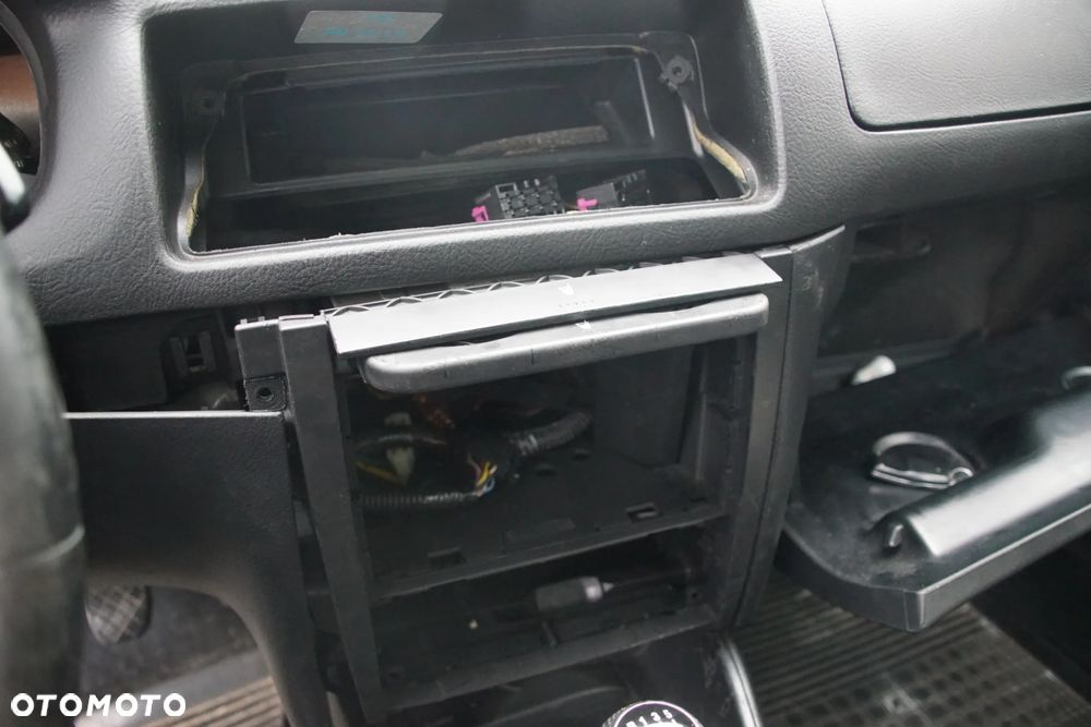 Auto na części - Volkswagen Golf IV 1.6 8V 101 KM AKL DLP L041 1997R Silnik Skrzynia Drzwi Maska Klapa Zderzak Błotnik Lusterko Klamka Lampa Deska Kokpit Sterownik Moduł Czujnik Kierownica - 11