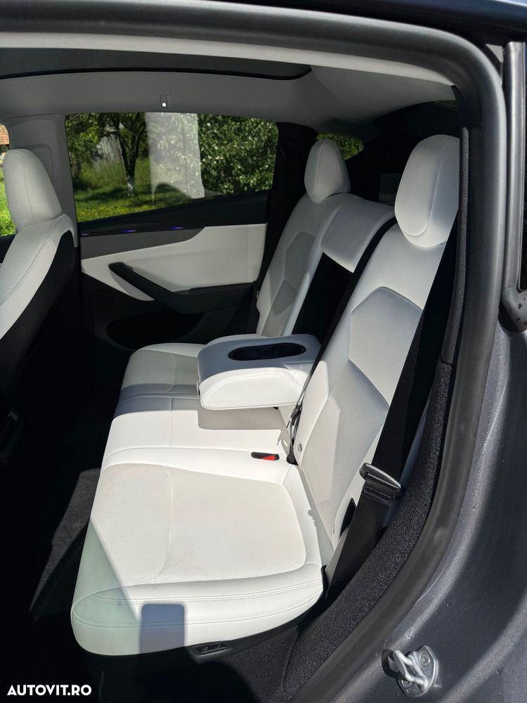 Tesla Model Y - 12