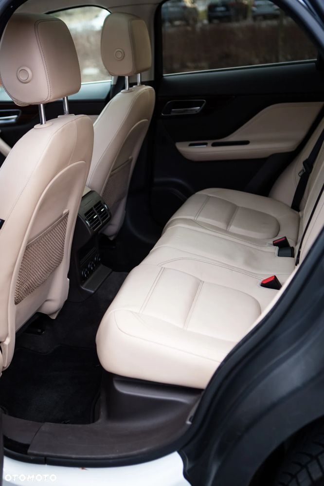 Jaguar F-Pace 25t AWD Prestige - 18