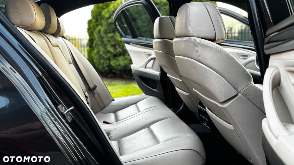 BMW Seria 5 550i - 28