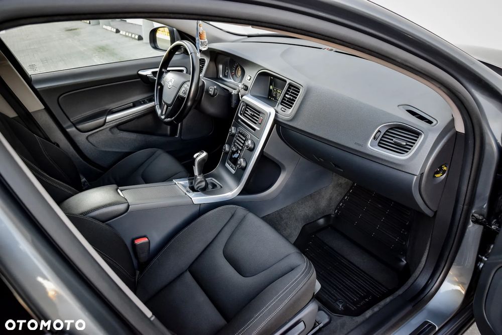 Volvo V60 D3 Drive-E Momentum - 25