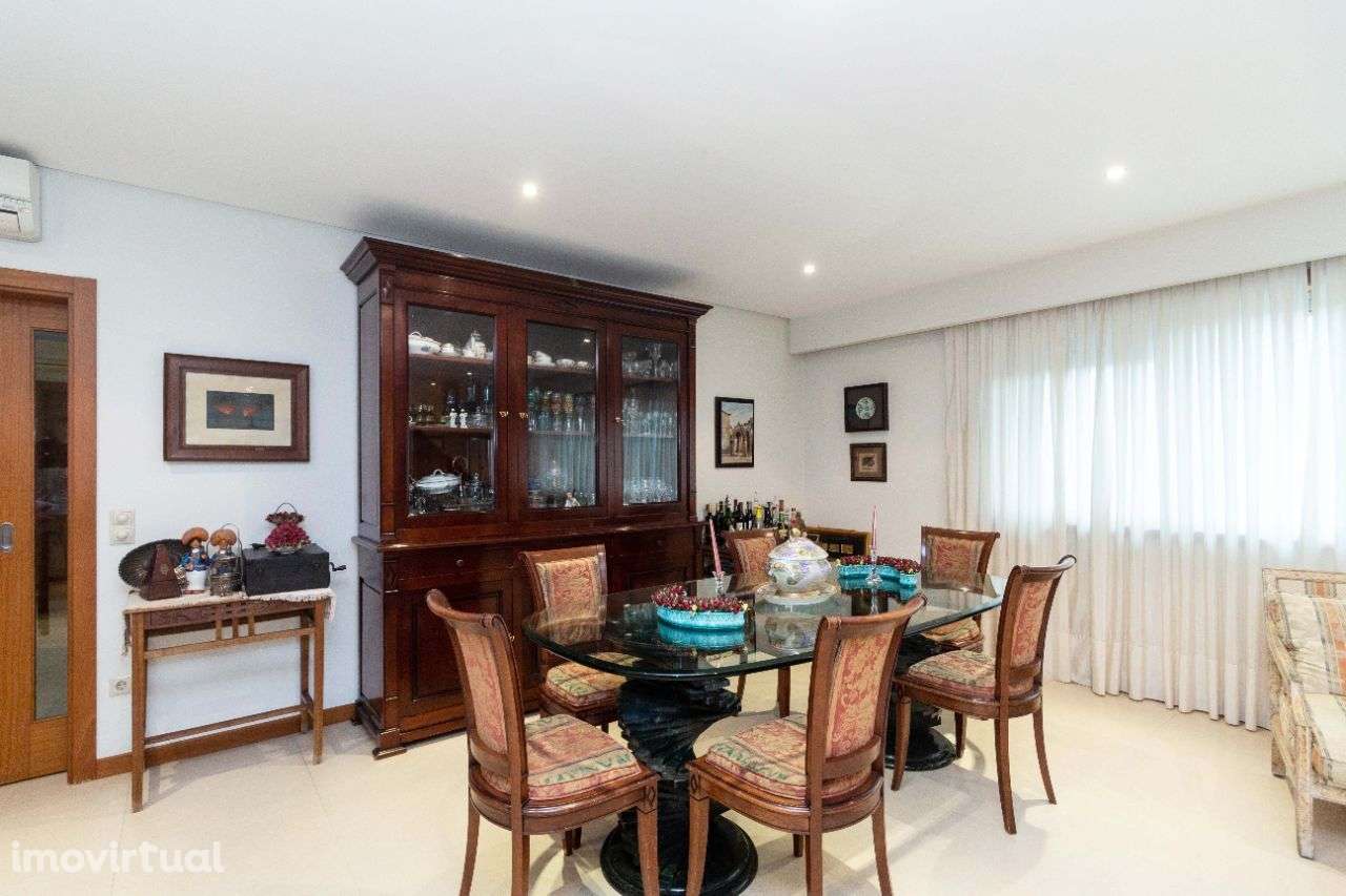 Exclusiva Moradia T8+2, grande jardim, terraços e elevador panorâmico - Grande imagem: 3/53