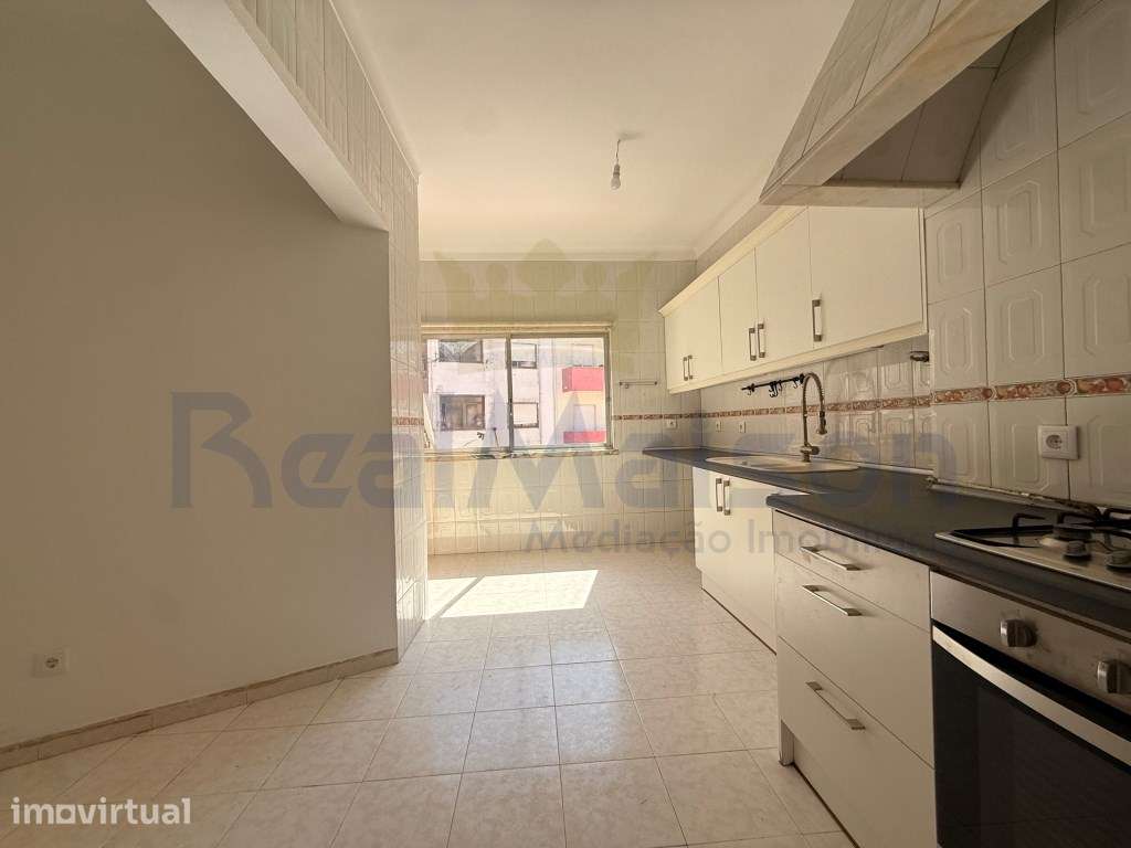 Vende-se T4 em Mem Martins - 500m da Estação - Grande imagem: 4/19