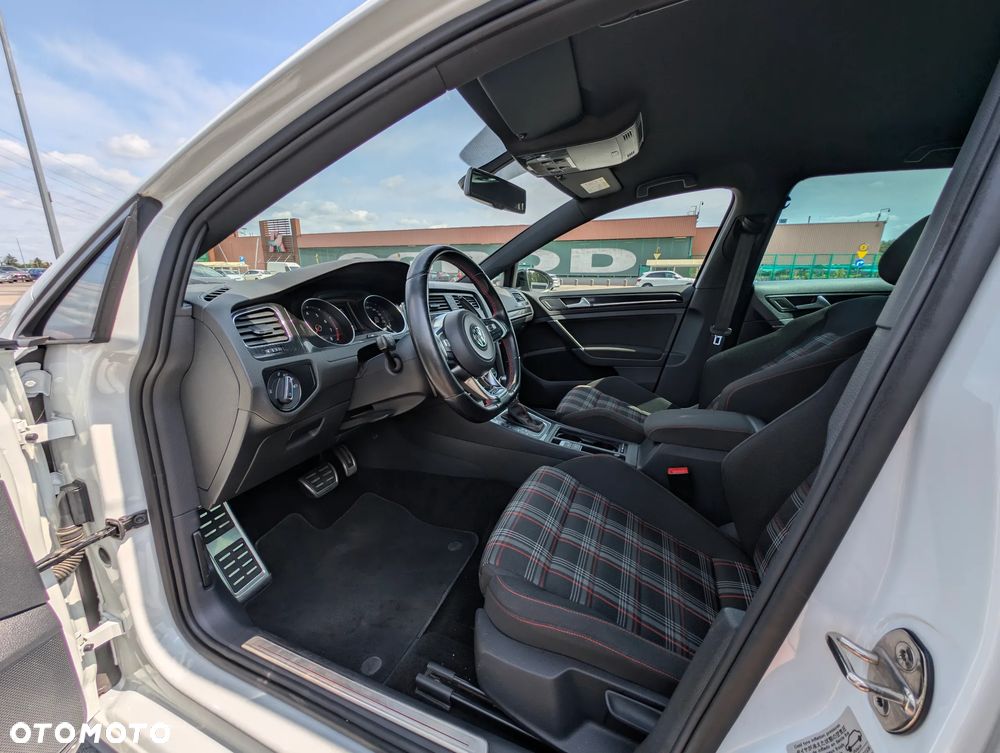 Volkswagen Golf - 16
