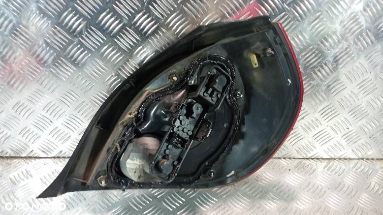 LAMPA LEWA TYLNA NISSAN ALMERA N16 - 2