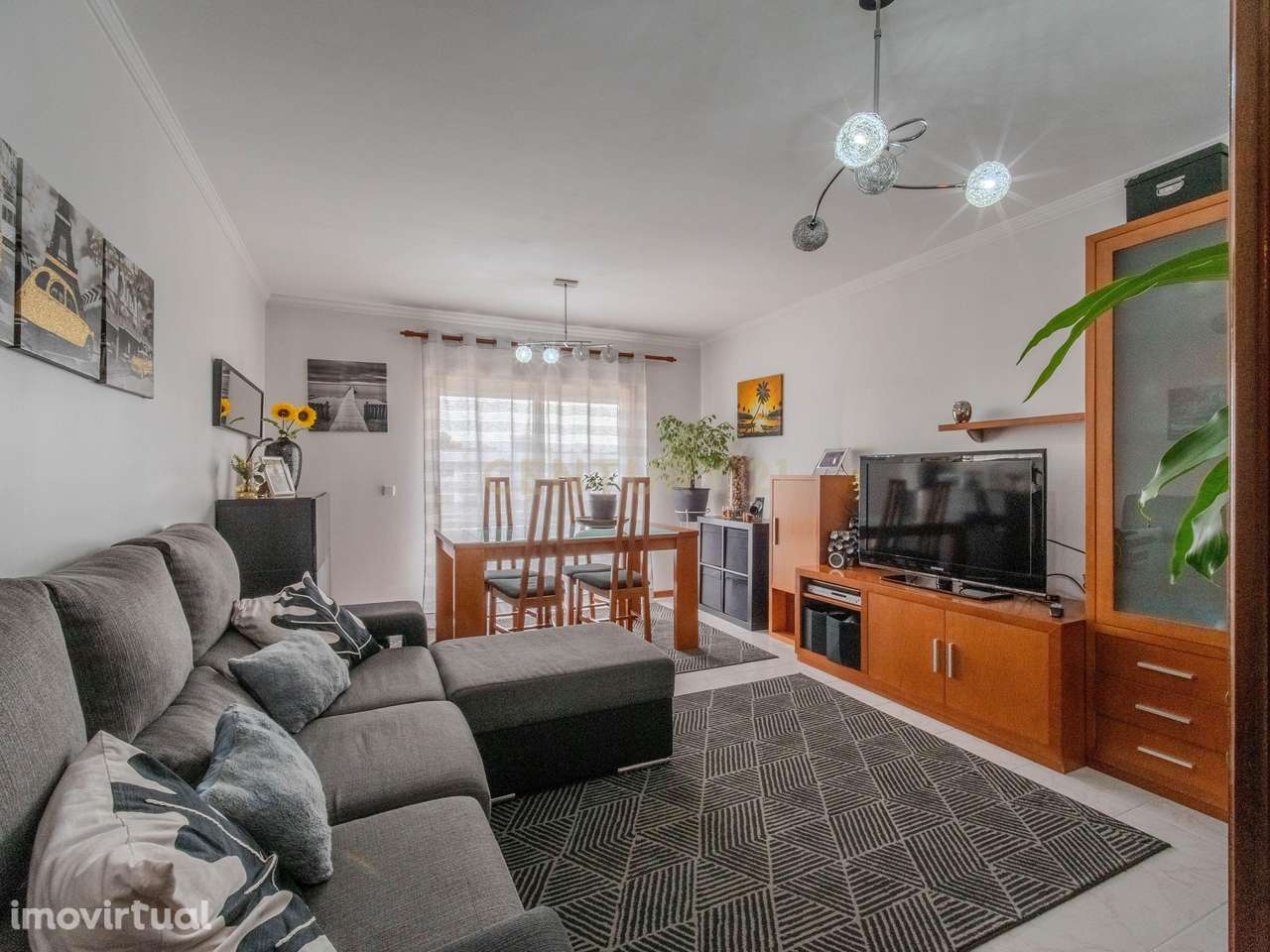 T2 Renovado com Varanda, Suite, Garagem e Arrumos | Rua Marquesa de Ca - Grande imagem: 2/28