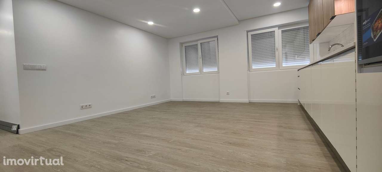 T-2 TOTALMENTE RENOVADO E EQUIPADO COM SUÍTE E CLOSET - RESERVADO - - Grande imagem: 4/24