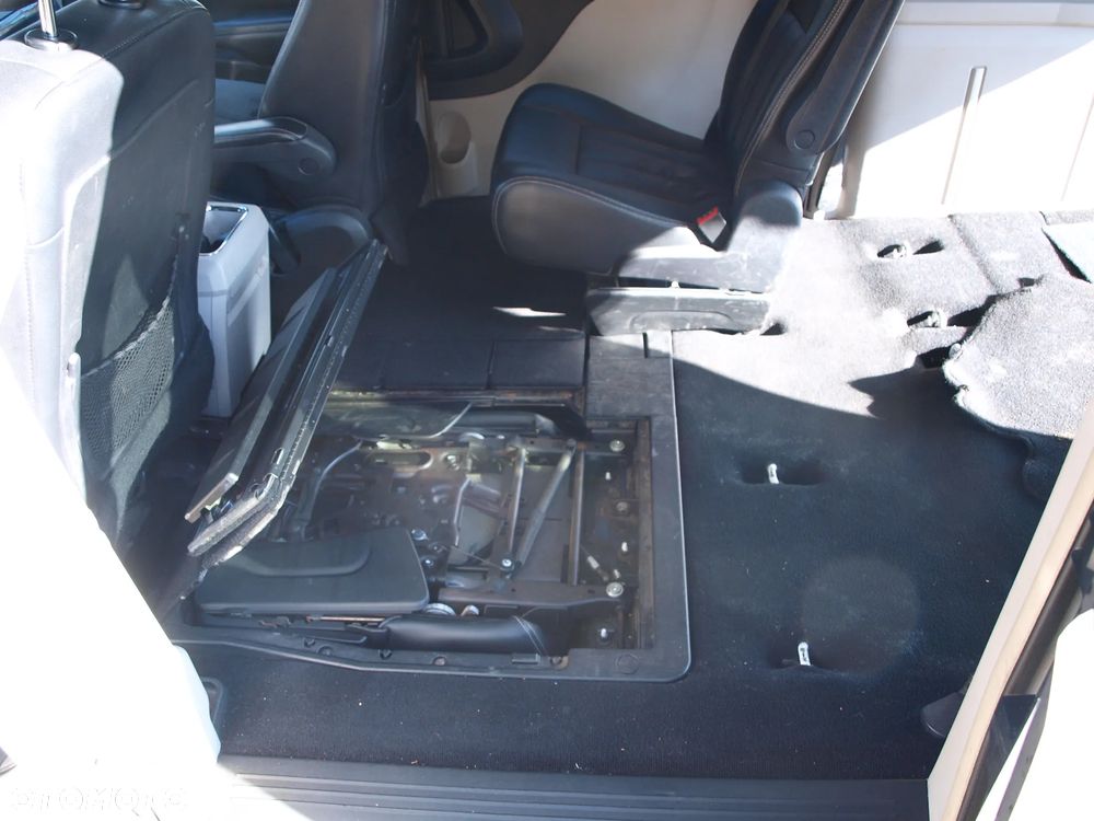 Chrysler Town & Country - 25