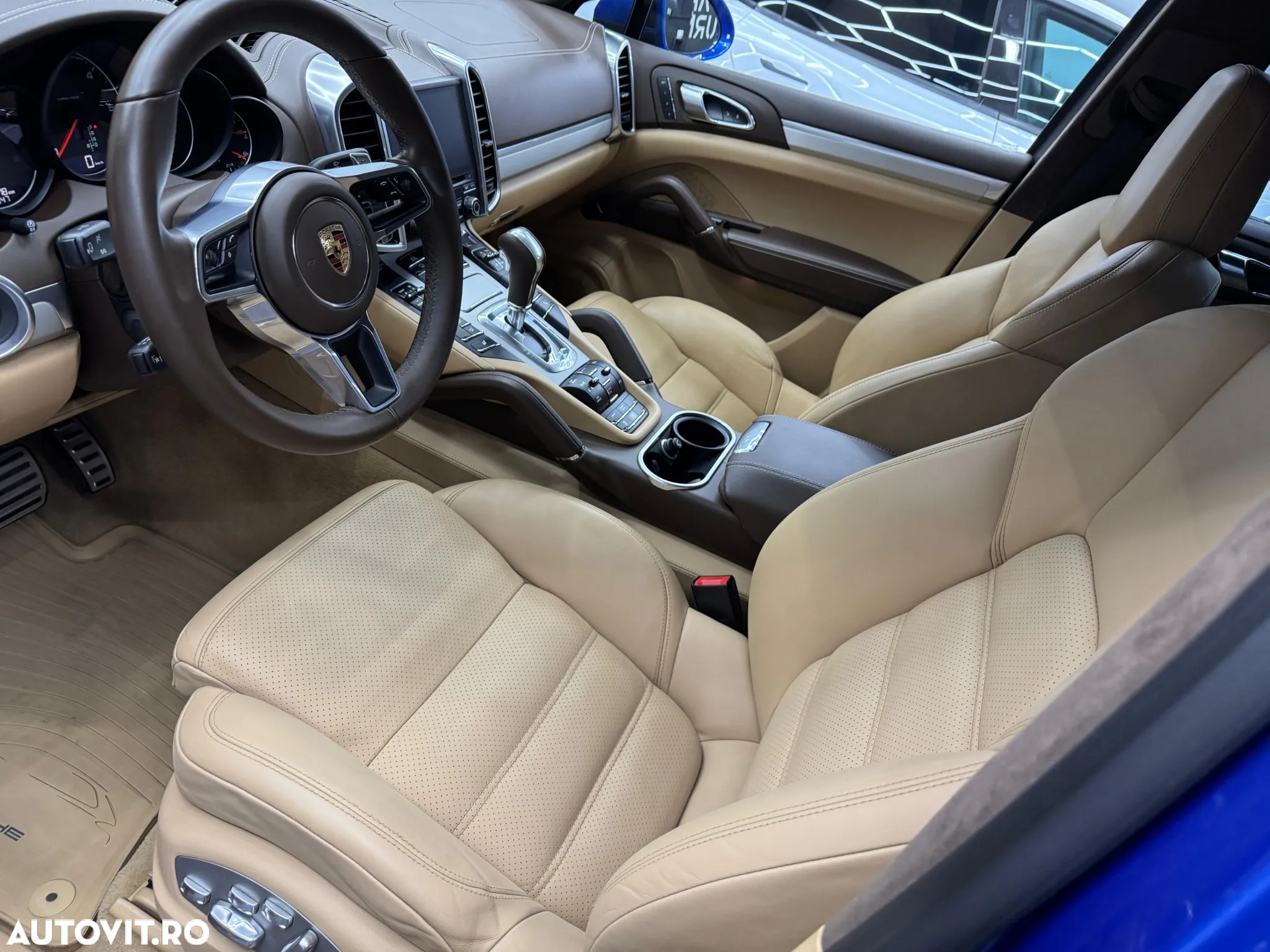 Porsche Cayenne 3.0 L - 24