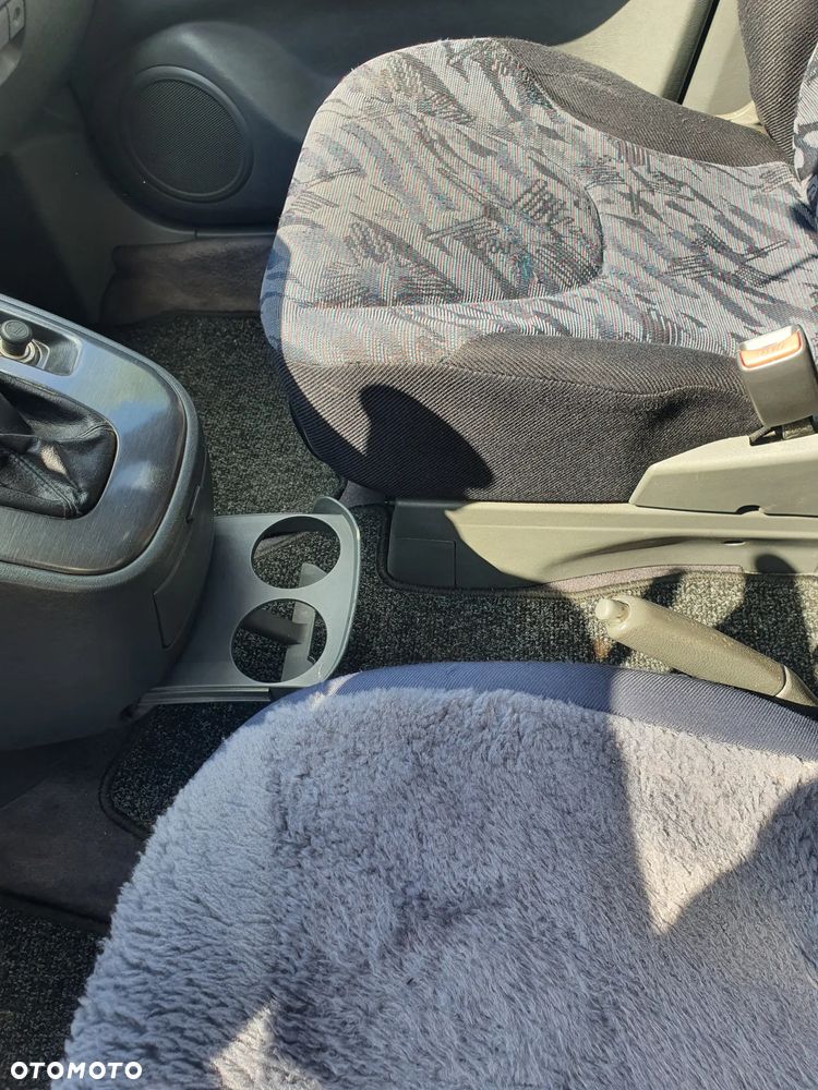 Mitsubishi Space Wagon 2.4 GDI Family - 14