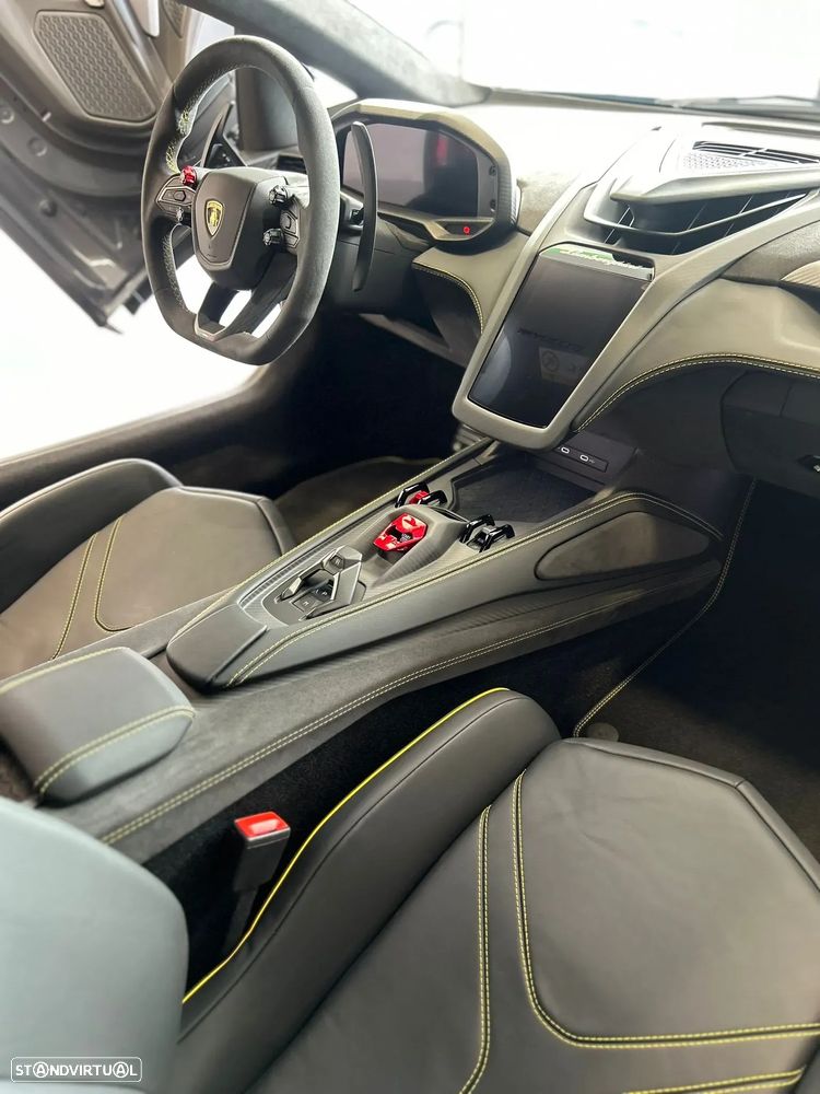 Lamborghini Revuelto - 15