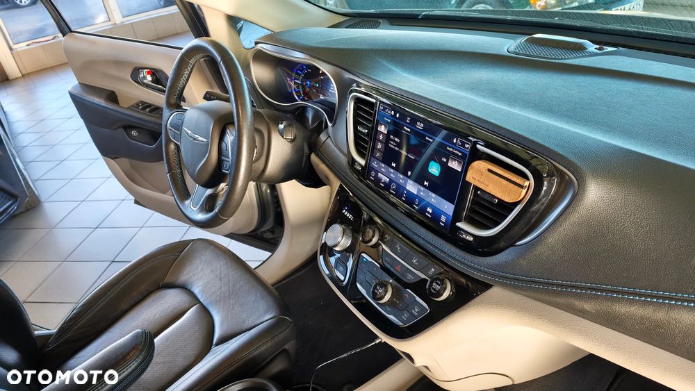 Chrysler Pacifica - 16