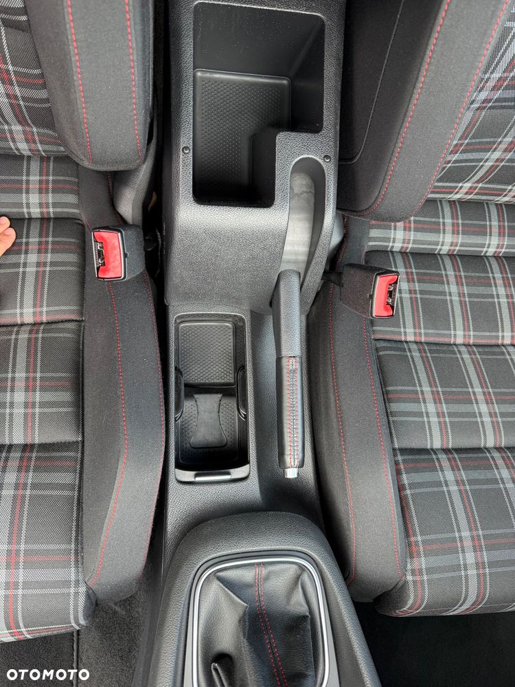 Volkswagen Golf - 36