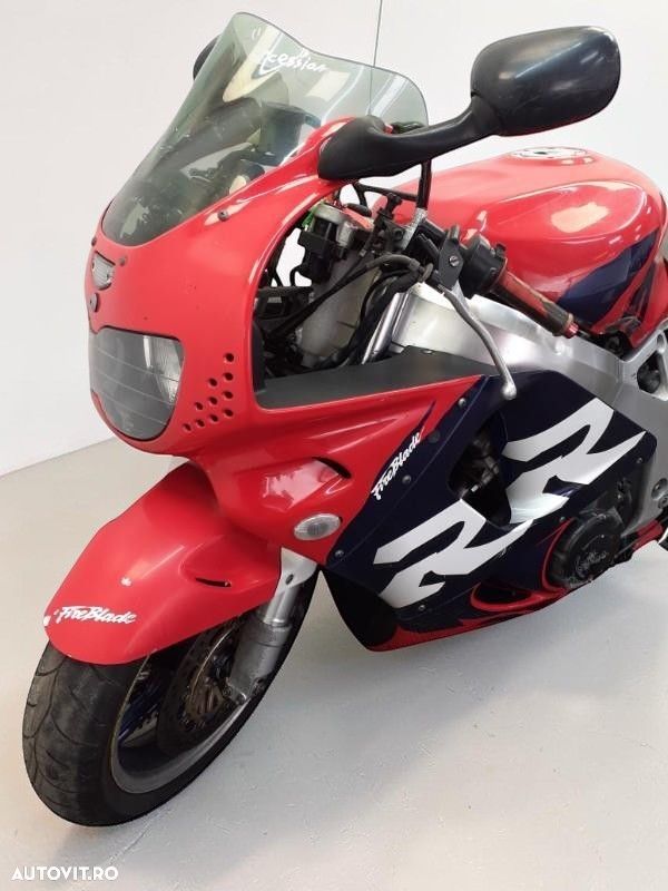 Honda CBR 900RR Fireblade - 10