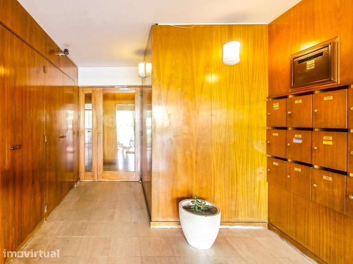 T2 REMODELADO COM GARAGEM E ARRUMOS | METRO À PORTA | SENHORA DA HORA - Grande imagem: 3/15