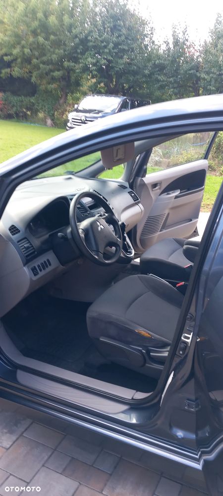 Mitsubishi Grandis - 10