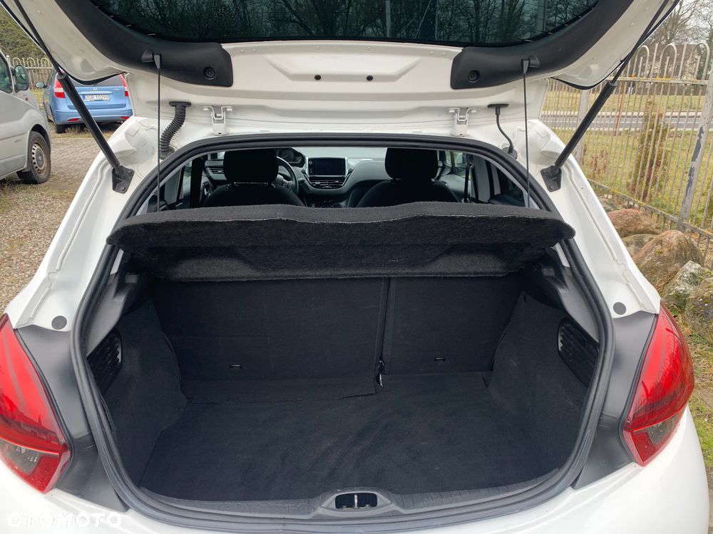Peugeot 208 - 8