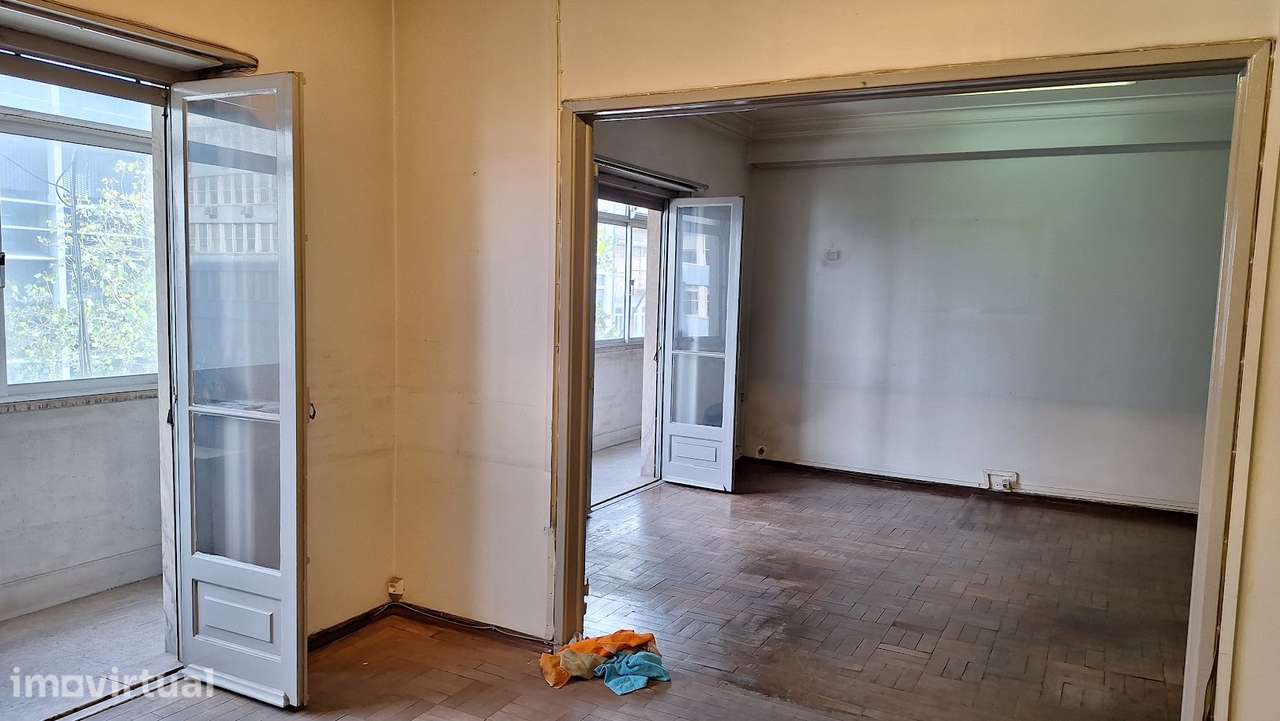 T5 Rua Luciano Cordeiro, Varanda, arrecadação, Remodelação total - Grande imagem: 3/16