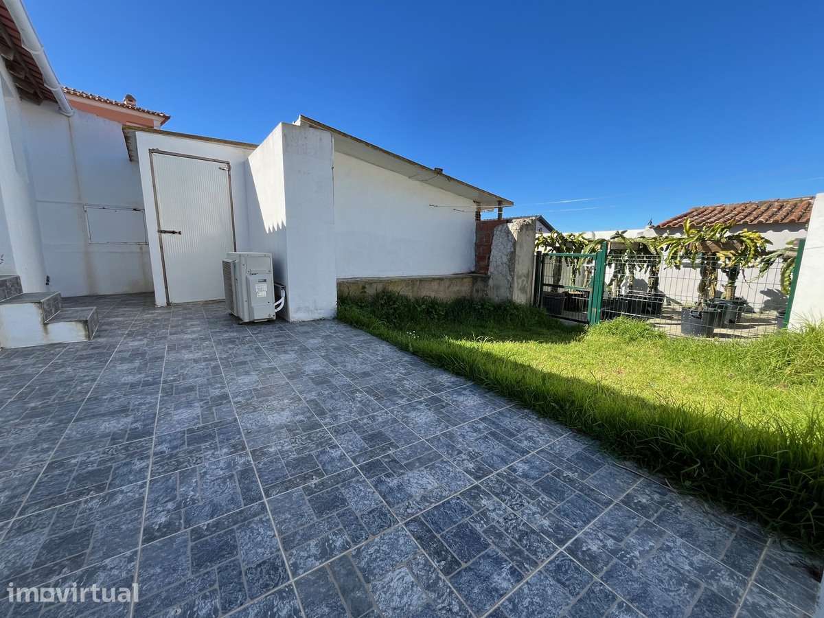 Moradia T2 renovada com logradouro | Entre Ericeira e Santa Cruz - Grande imagem: 5/60