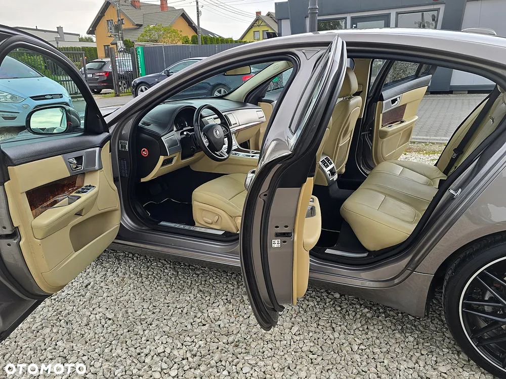Jaguar XF 2.2 D Premium Luxury - 13