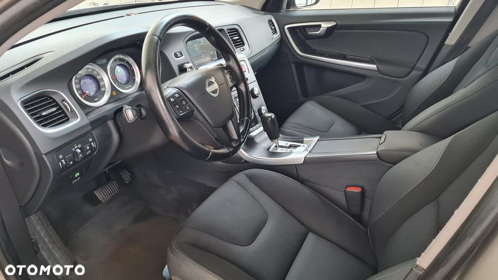 Volvo V60 D5 AWD Geartronic Momentum - 8