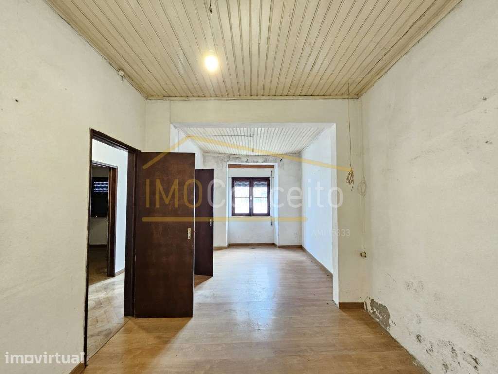 Moradia T2+1 para Remodelação com Espaço Exterior e 2 Frentes em Az... - Grande imagem: 5/24