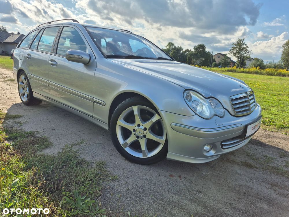 Mercedes-Benz C-Class 2006 photo 2