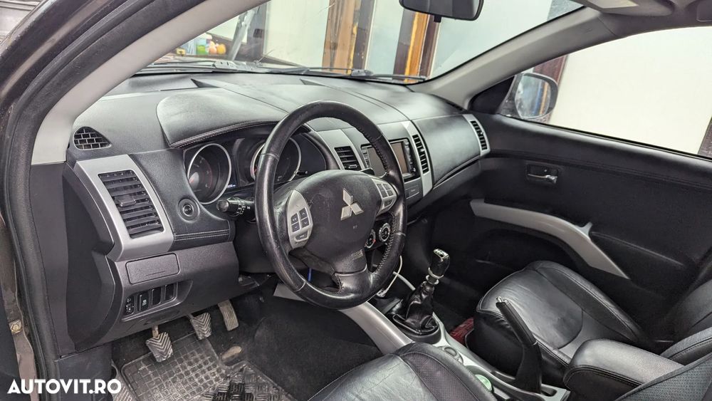 Mitsubishi Outlander - 8
