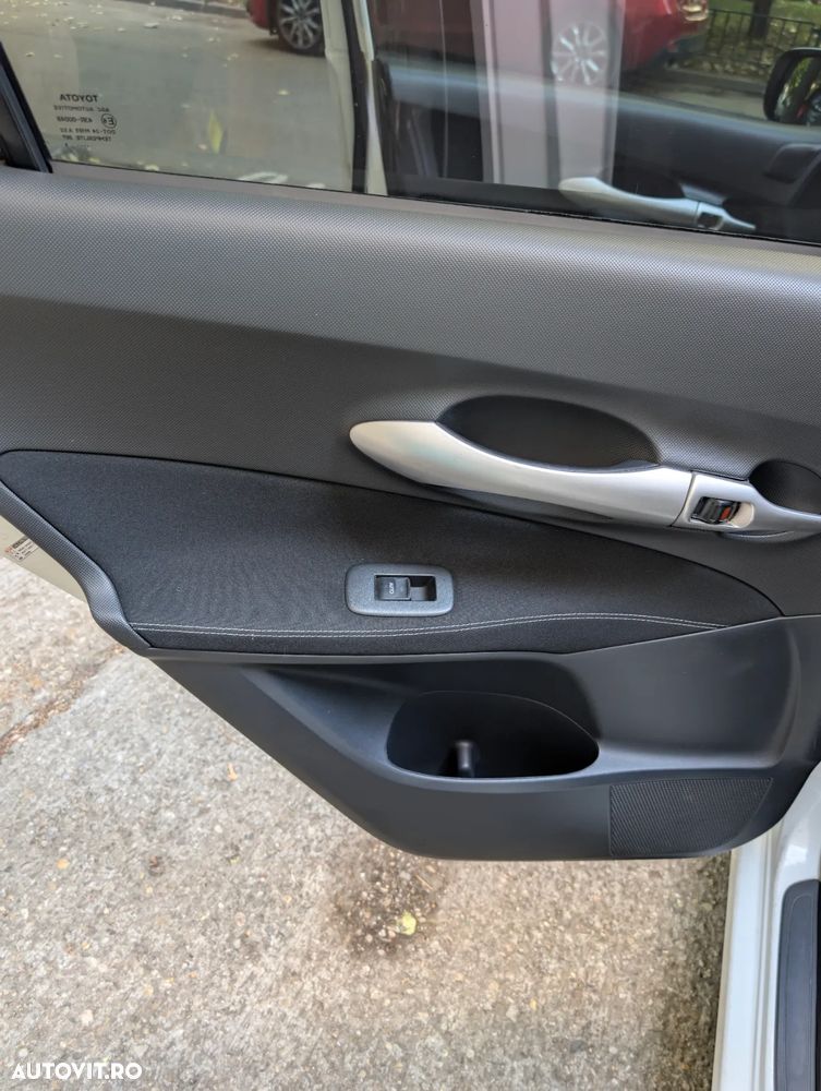 Toyota Auris 1.8 L VVT-i HSD Sol - 36