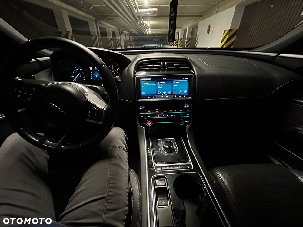 Jaguar XE - 6