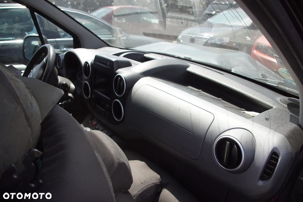 Pojazd na części Citroen 692324777 berlingo 1.6 hdi DV6FC 120km 2018 skrzynia 6 biegowa kolor KTP SHARK GREY PAINT szyba komputer maglownica drzwi klapa deska poduszka maglownica rozrusznik alternator sprężarka skup aut złomwanie szrot kasacja - 5