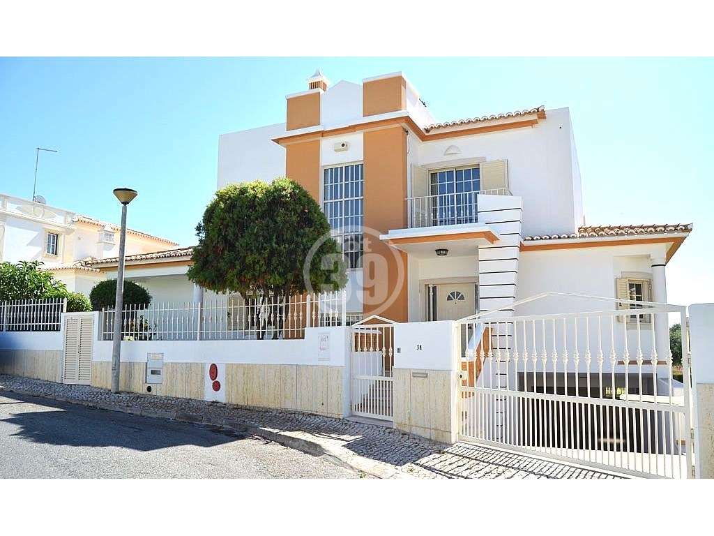 Moradia T4 com Vista Mar, Piscina e Ampla Garagem a Poucos Minutos ... - Grande imagem: 5/51