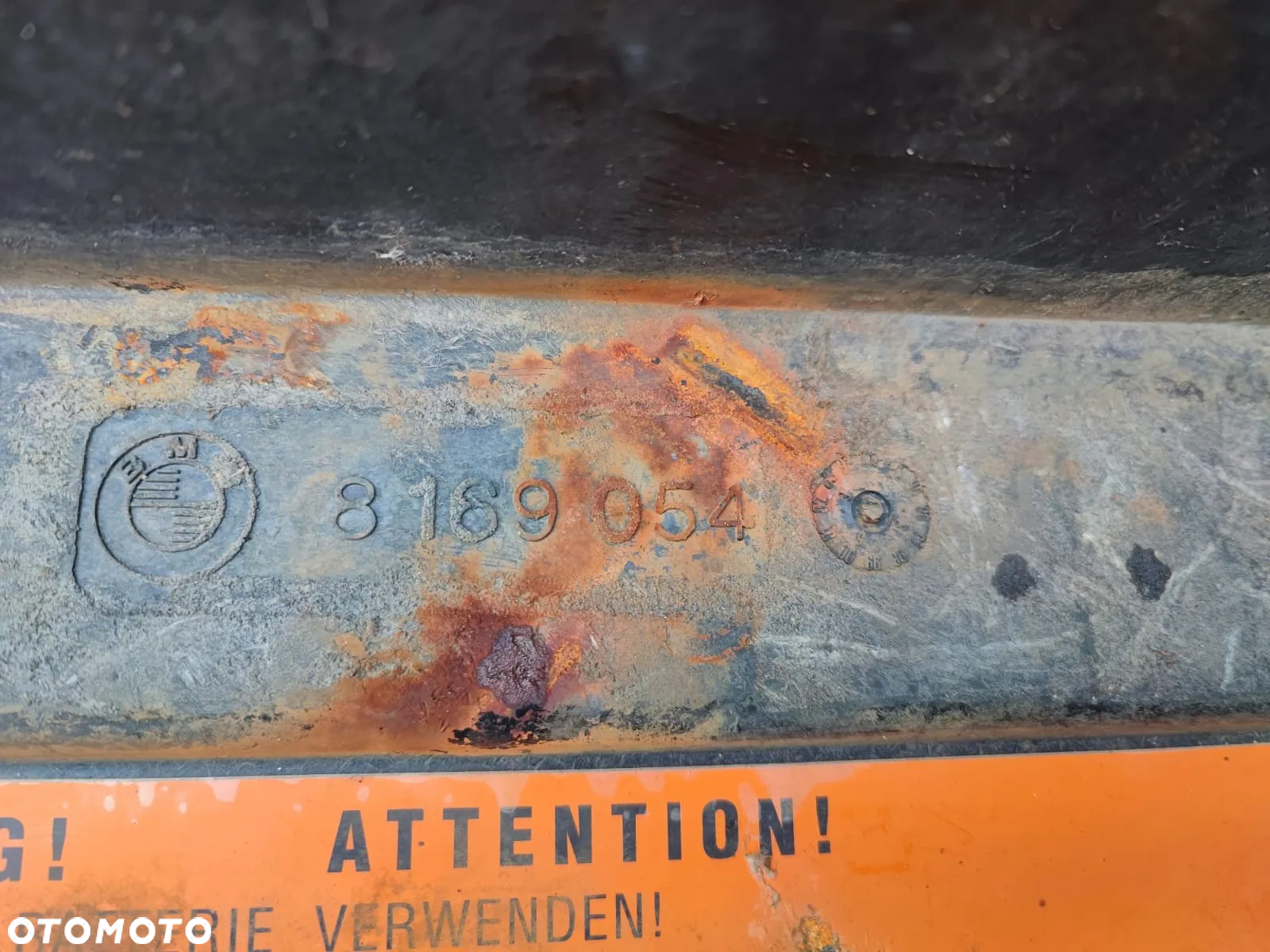 BMW E36 CABRIO ORYGINALNA PODSTAWA AKUMULATORA + TŁUMIK DRGAŃ. O NR: 8 169 054 OEM. BARDZO DOBRY STAN. - 6