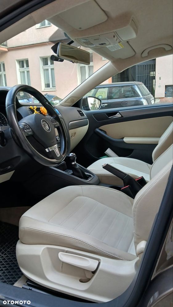 Volkswagen Jetta - 2