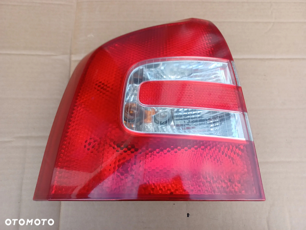 LAMPA TYLNA LEWA OCTAVIA II SEDAN